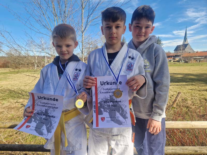 v.li.n.re. - im Judogi: Nico Prichodko und Illia Menkov (je 1. Pl.); daneben Simon Müller (-34 kg, leider ausgeschieden)